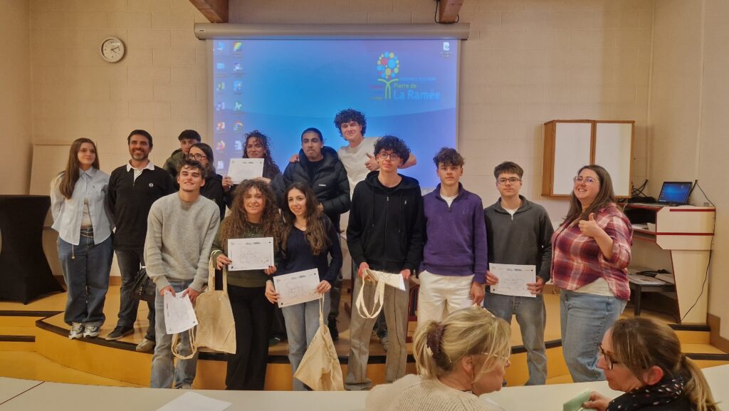 Photographie des élèves du lycée Sacré Cœur participant aux débats citoyens en espagnol à Saint-Quentin