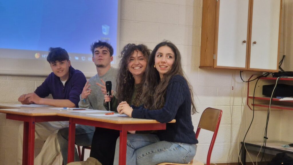 Photographie des élèves du lycée Sacré Cœur participant aux débats citoyens en espagnol à Saint-Quentin