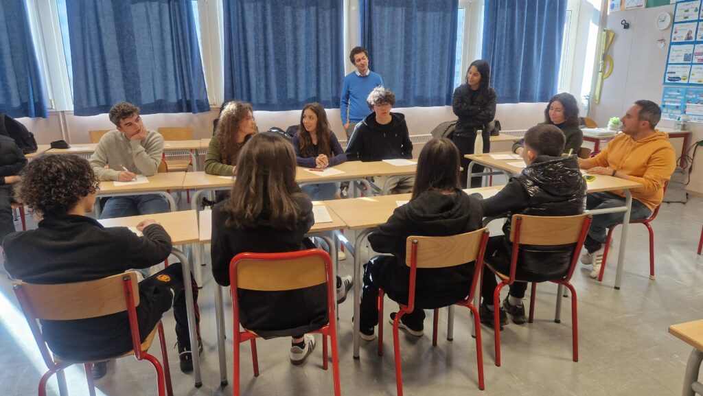 Photographie des élèves du lycée Sacré Cœur participant aux débats citoyens en espagnol à Saint-Quentin