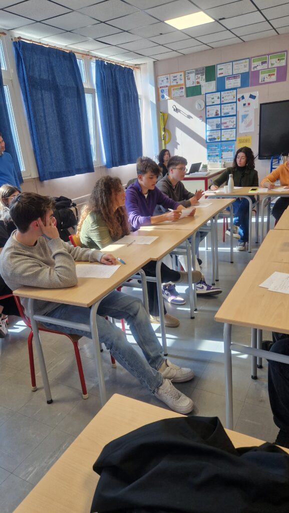 Photographie des élèves du lycée Sacré Cœur participant aux débats citoyens en espagnol à Saint-Quentin