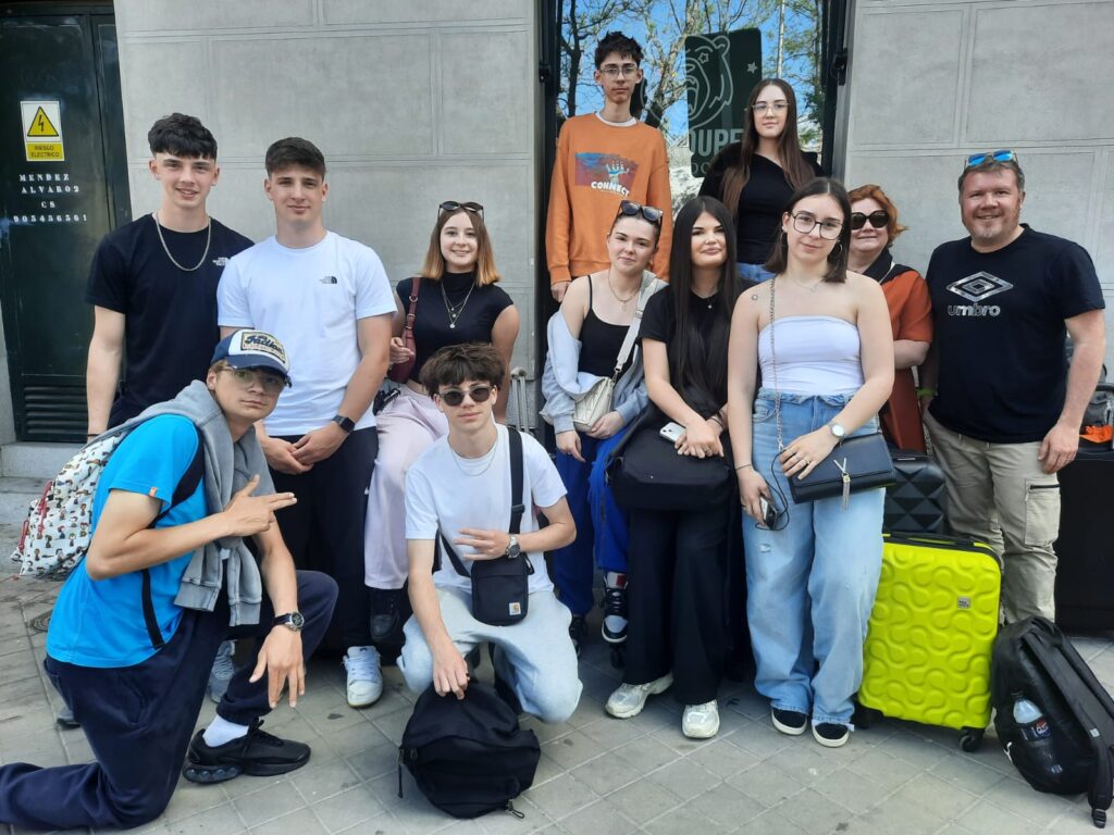 Photographie des élèves du lycée professionnel Sacré Cœur en stage à Madrid