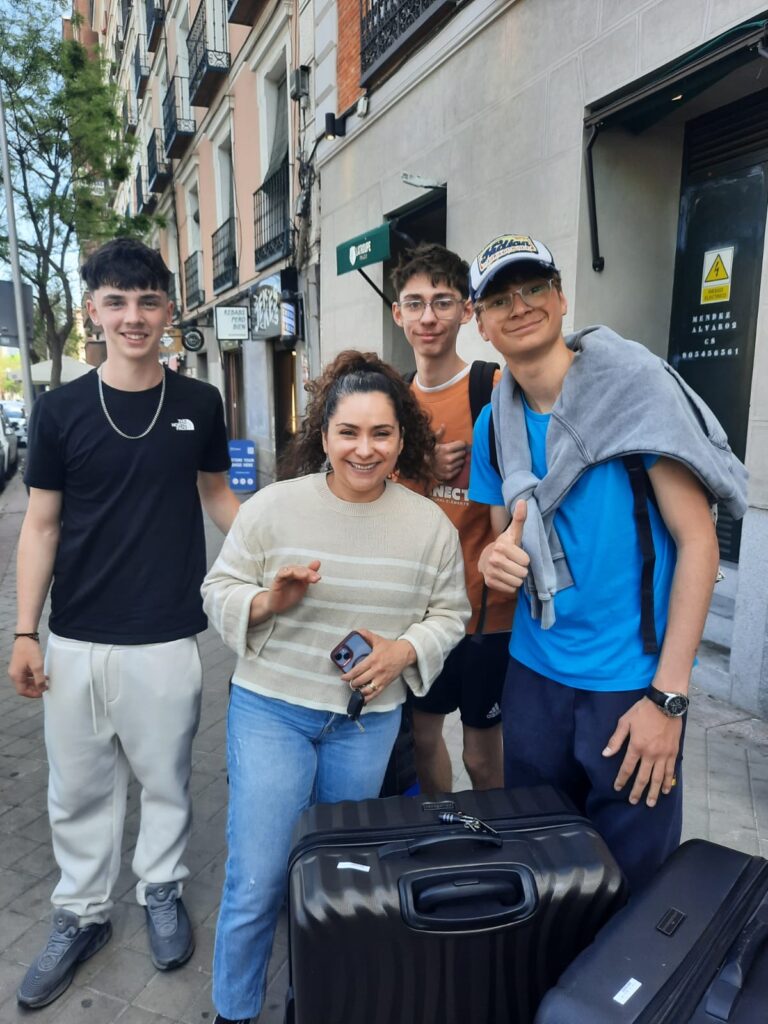 Photographie des élèves du lycée professionnel Sacré Cœur en stage à Madrid