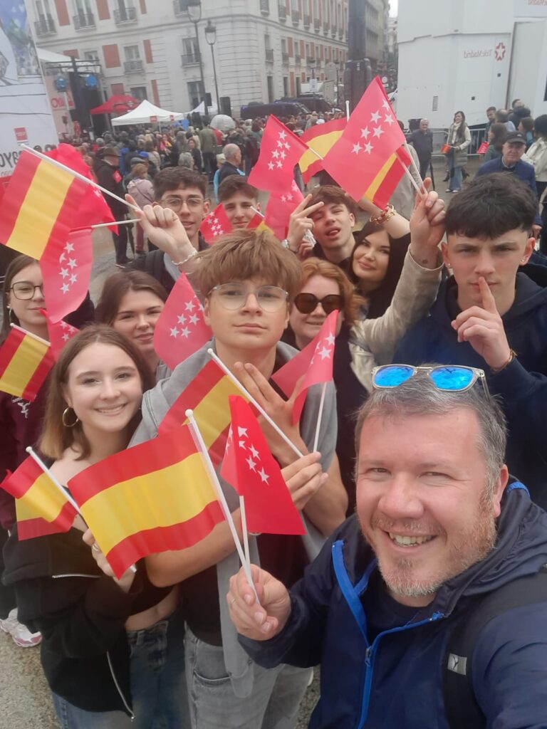 Photographie des élèves du lycée professionnel Sacré Cœur en stage à Madrid