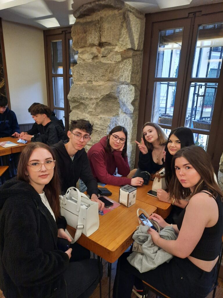 Photographie des élèves du lycée professionnel Sacré Cœur en stage à Madrid