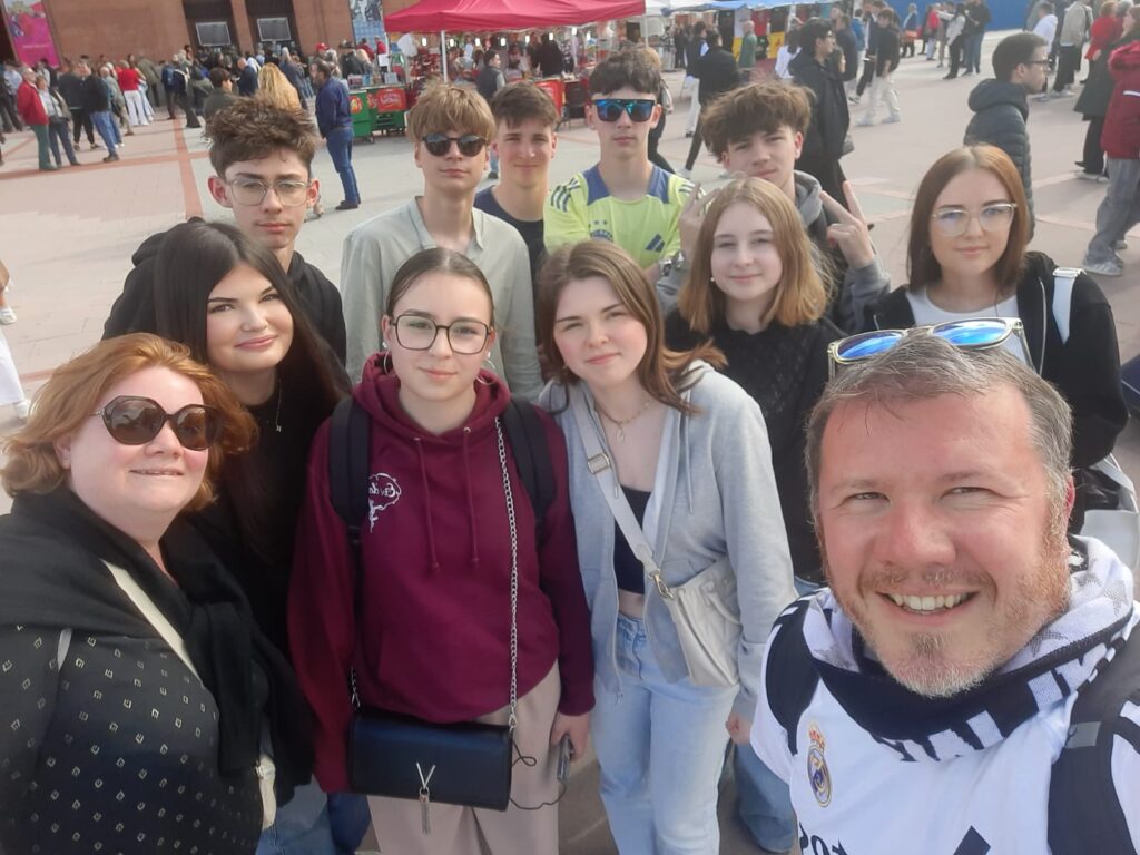 Photographie des élèves du lycée professionnel Sacré Cœur en stage à Madrid
