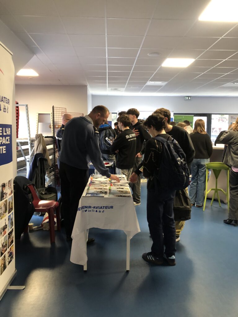 Élèves du lycée Sacré Cœur présents au forum des étudiants pour s’informer sur les parcours post-bac