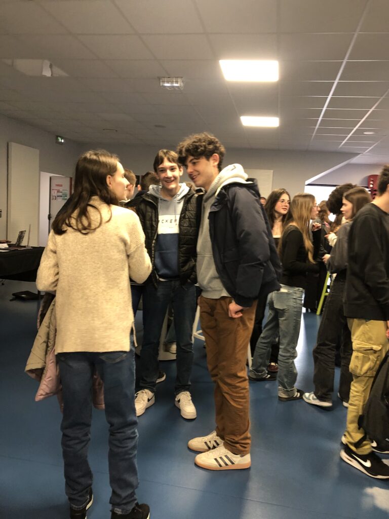 Élèves du lycée Sacré Cœur présents au forum des étudiants pour s’informer sur les parcours post-bac