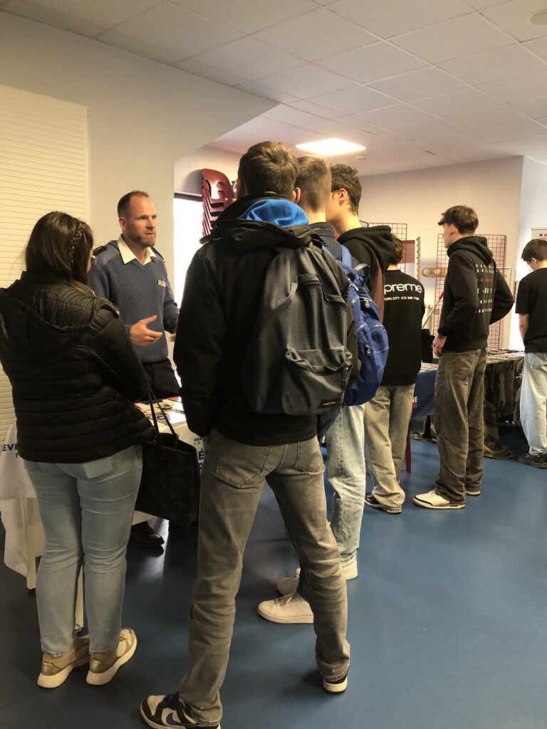 Élèves du lycée Sacré Cœur présents au forum des étudiants pour s’informer sur les parcours post-bac