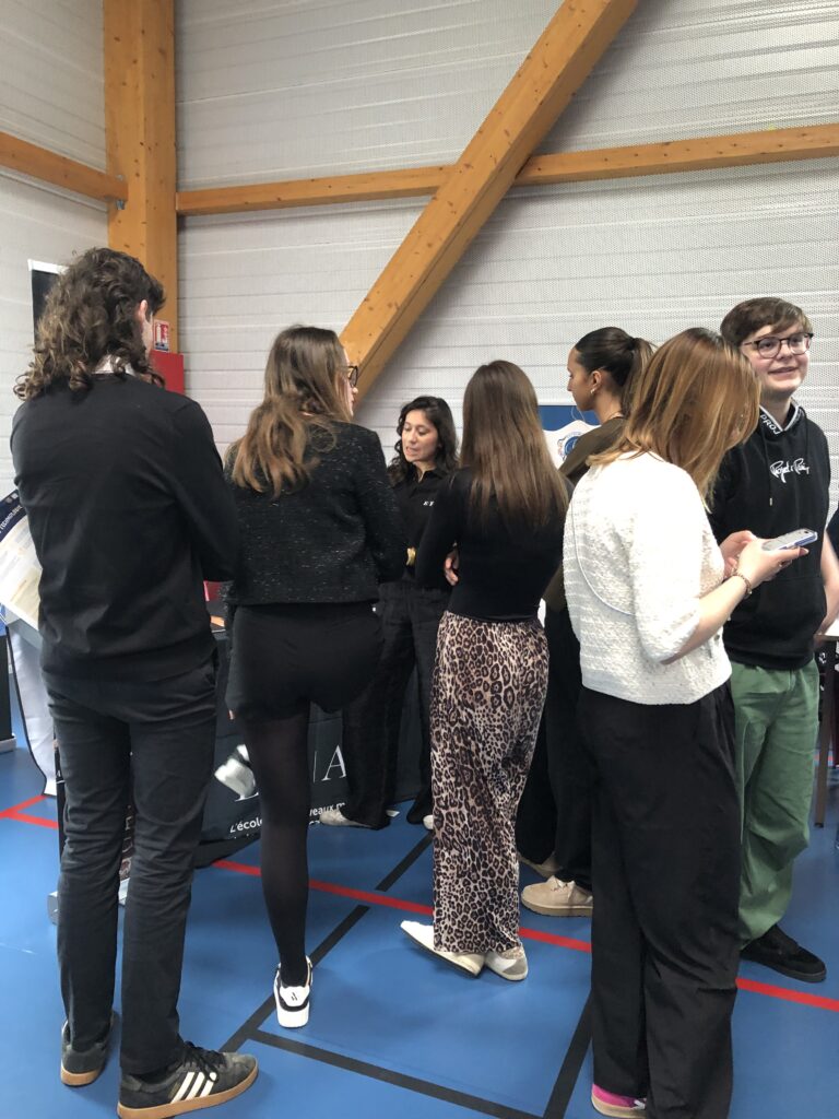 Élèves du lycée Sacré Cœur présents au forum des étudiants pour s’informer sur les parcours post-bac