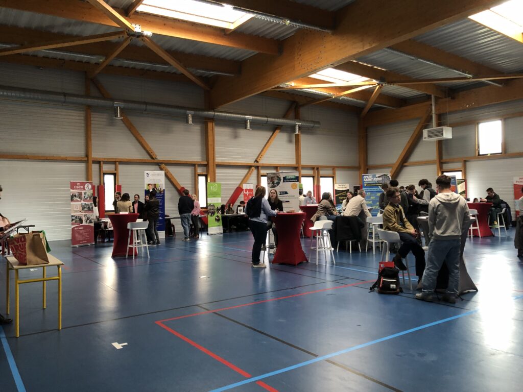 Élèves du lycée Sacré Cœur présents au forum des étudiants pour s’informer sur les parcours post-bac