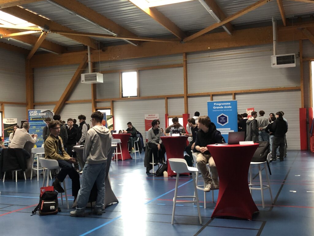 Élèves du lycée Sacré Cœur présents au forum des étudiants pour s’informer sur les parcours post-bac