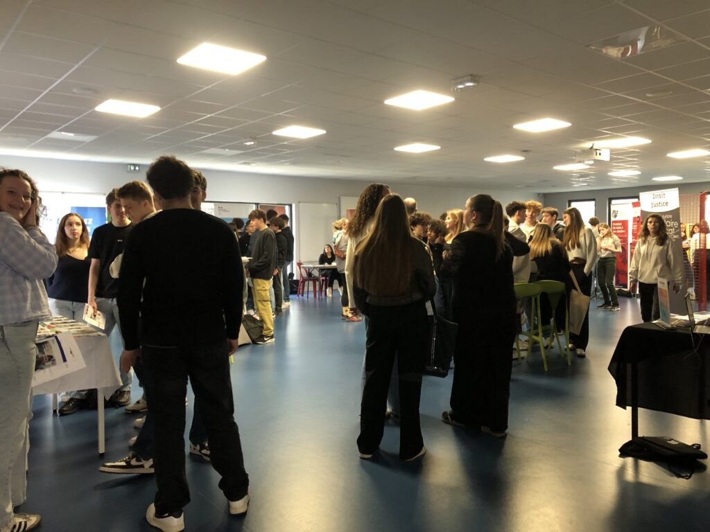 Élèves du lycée Sacré Cœur présents au forum des étudiants pour s’informer sur les parcours post-bac