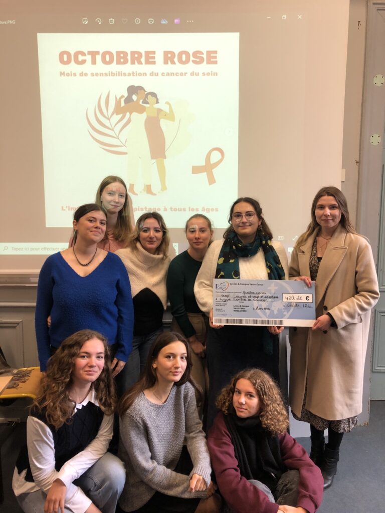 Élèves du lycée Sacré Cœur remettant un chèque de don à la Ligue contre le cancer