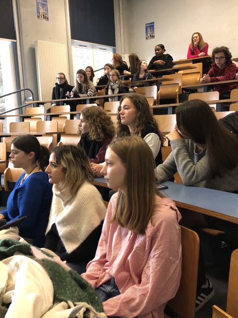 Élèves du lycée Sacré Cœur remettant un chèque de don à la Ligue contre le cancer