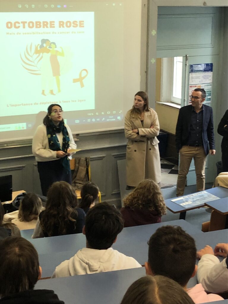 Élèves du lycée Sacré Cœur remettant un chèque de don à la Ligue contre le cancer