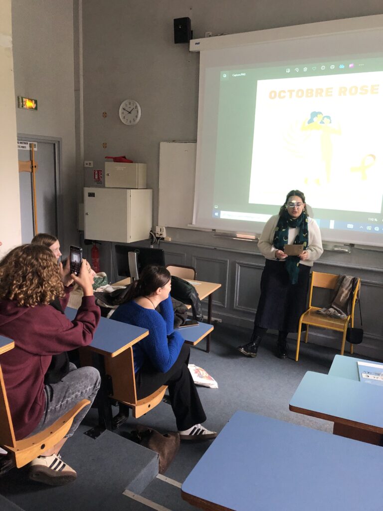 Élèves du lycée Sacré Cœur remettant un chèque de don à la Ligue contre le cancer