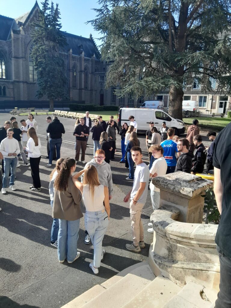 Élèves du lycée Sacré Cœur à Amiens lors de la rentrée scolaire 2024-2025
