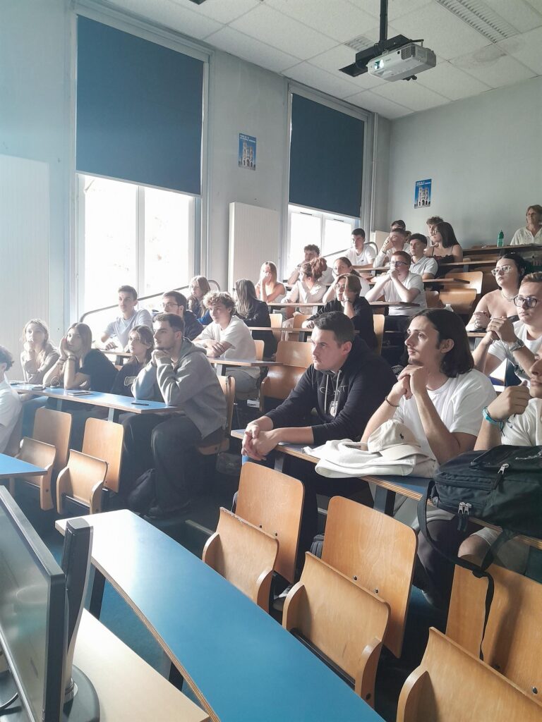 Élèves du lycée Sacré Cœur à Amiens lors de la rentrée scolaire 2024-2025