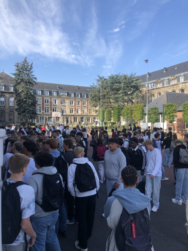 Élèves du lycée Sacré Cœur à Amiens lors de la rentrée scolaire 2024-2025