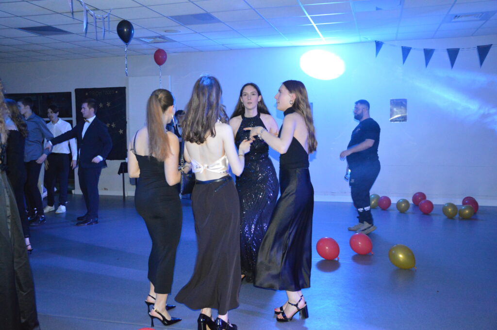 Élèves du lycée Sacré Cœur d’Amiens dansant lors du bal de promo 2025