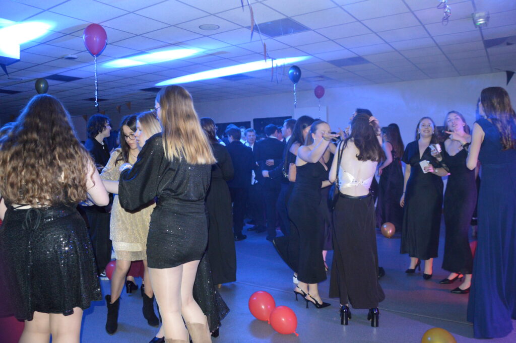 Élèves du lycée Sacré Cœur d’Amiens dansant lors du bal de promo 2025