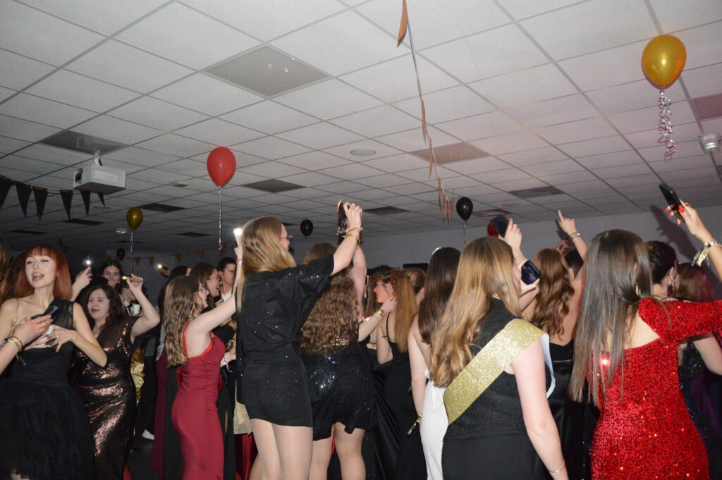 Élèves du lycée Sacré Cœur d’Amiens dansant lors du bal de promo 2025