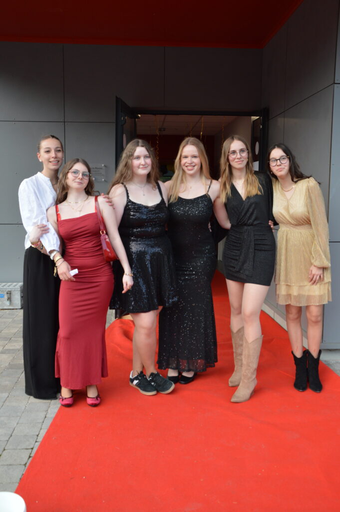 Élèves du lycée Sacré Cœur d’Amiens dansant lors du bal de promo 2025
