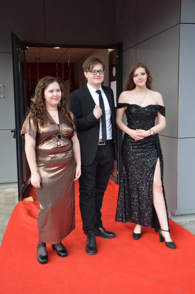 Élèves du lycée Sacré Cœur d’Amiens dansant lors du bal de promo 2025