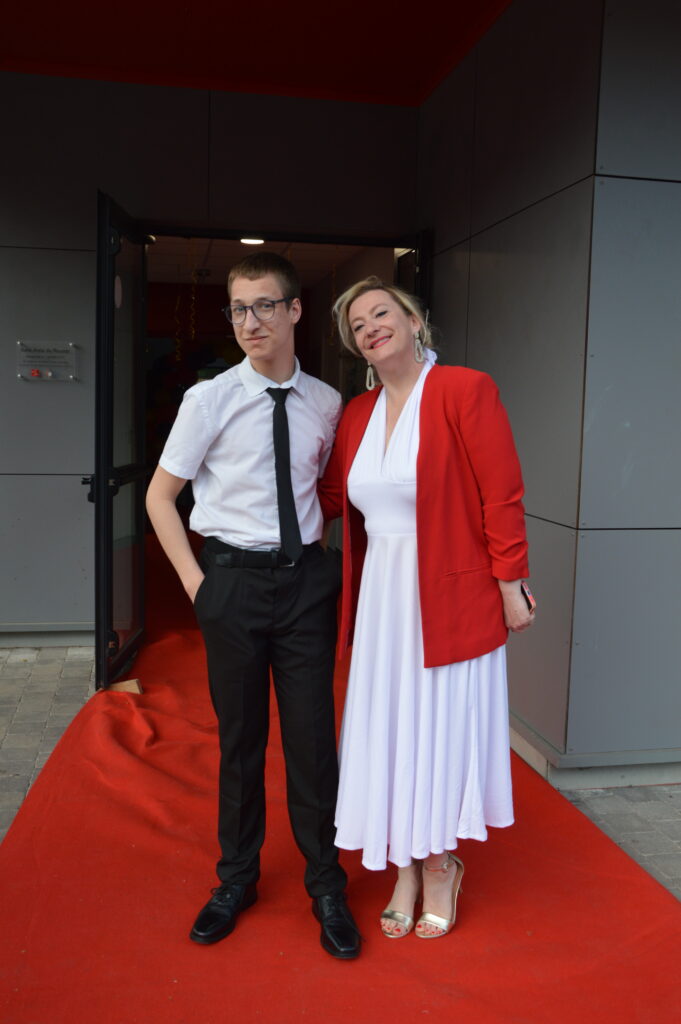 Élèves du lycée Sacré Cœur d’Amiens dansant lors du bal de promo 2025