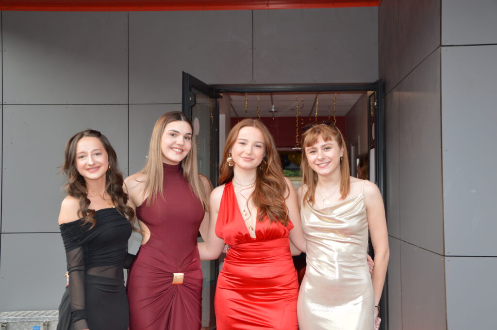 Élèves du lycée Sacré Cœur d’Amiens dansant lors du bal de promo 2025