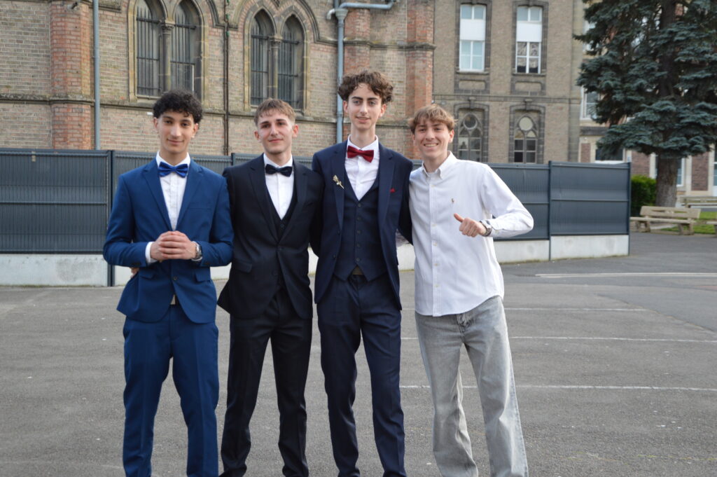Élèves du lycée Sacré Cœur d’Amiens dansant lors du bal de promo 2025