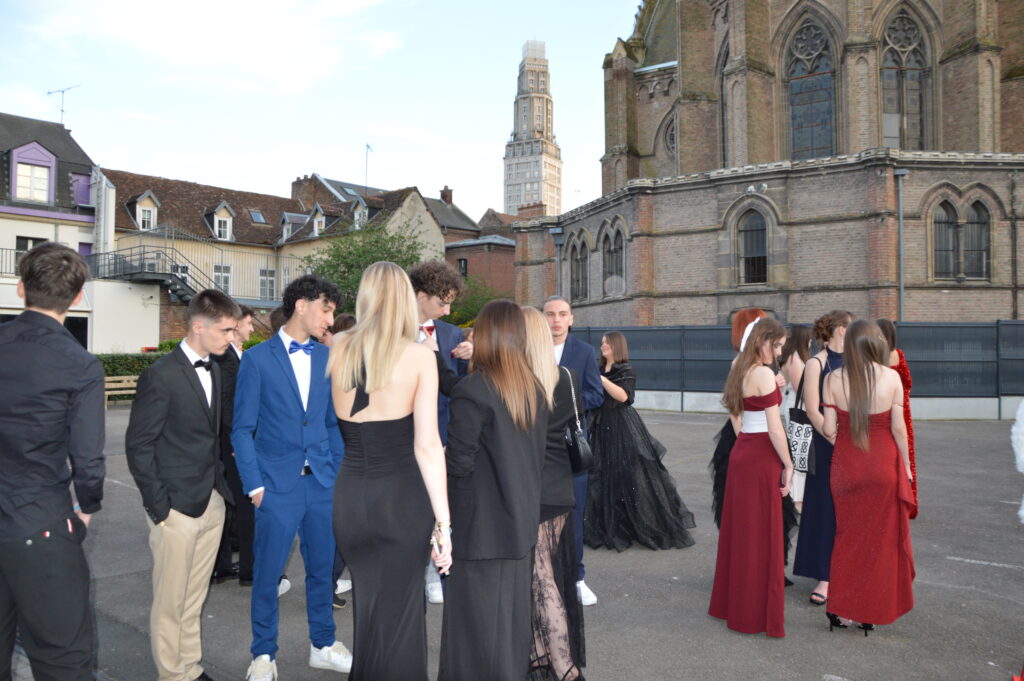 Élèves du lycée Sacré Cœur d’Amiens dansant lors du bal de promo 2025