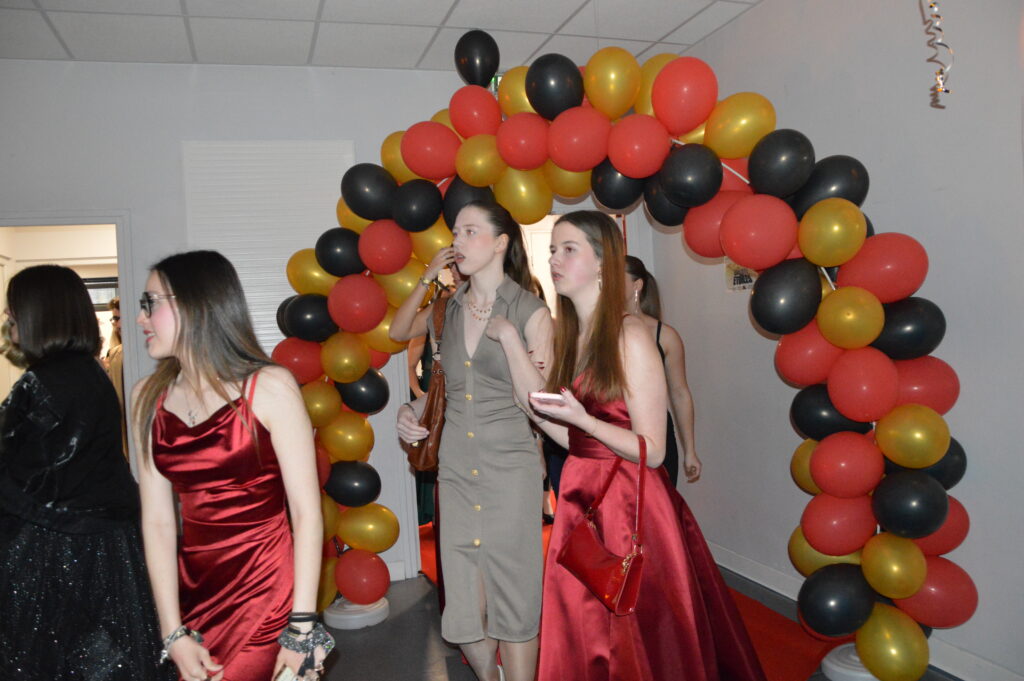 Élèves du lycée Sacré Cœur d’Amiens dansant lors du bal de promo 2025