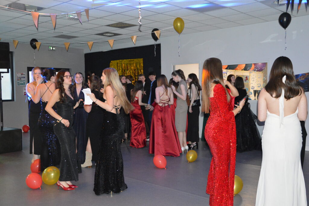 Élèves du lycée Sacré Cœur d’Amiens dansant lors du bal de promo 2025