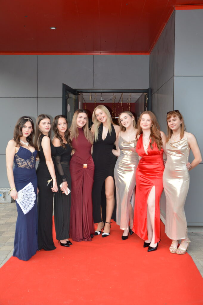 Élèves du lycée Sacré Cœur d’Amiens dansant lors du bal de promo 2025