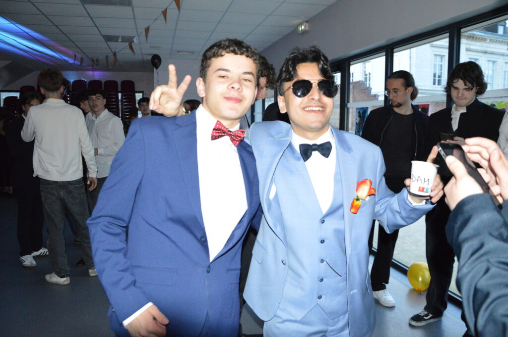 Élèves du lycée Sacré Cœur d’Amiens dansant lors du bal de promo 2025
