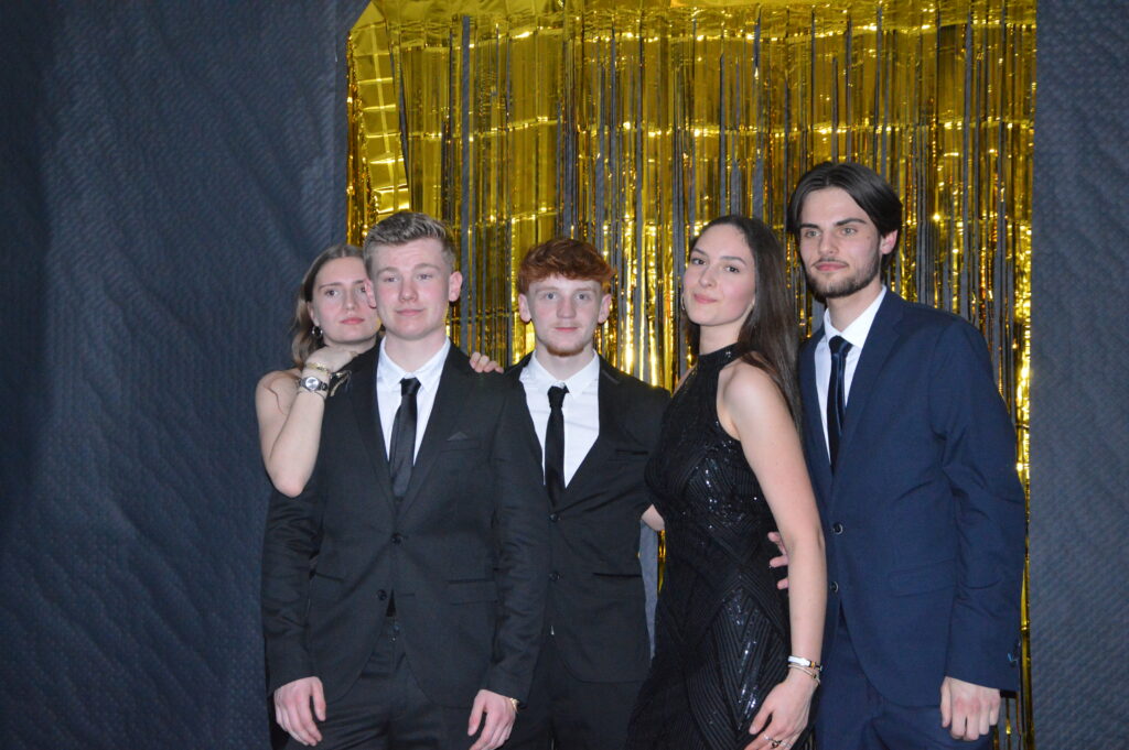 Élèves du lycée Sacré Cœur d’Amiens dansant lors du bal de promo 2025
