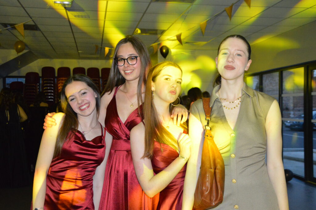 Élèves du lycée Sacré Cœur d’Amiens dansant lors du bal de promo 2025