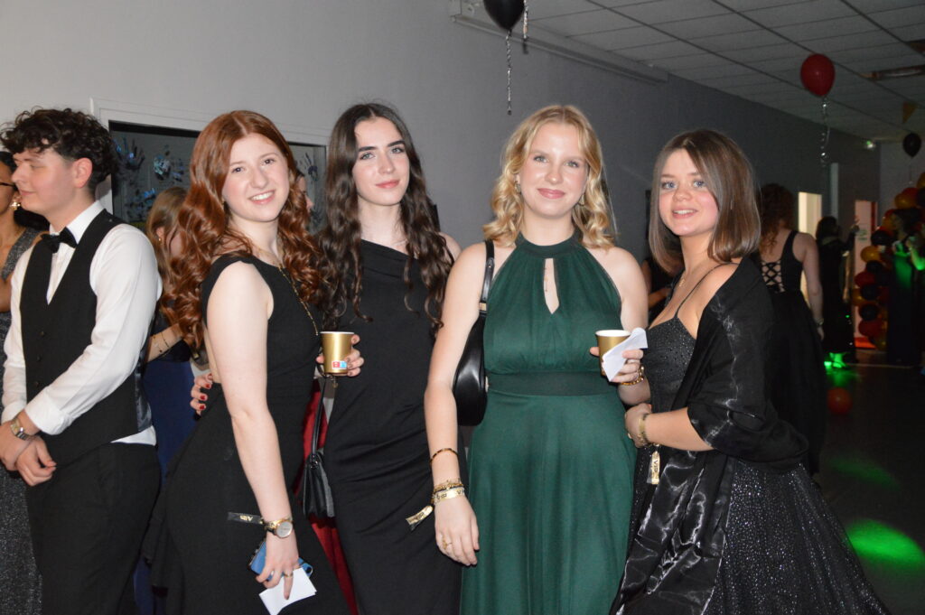 Élèves du lycée Sacré Cœur d’Amiens dansant lors du bal de promo 2025