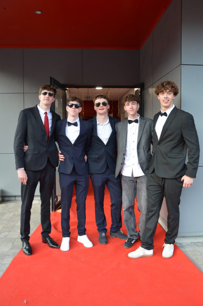 Élèves du lycée Sacré Cœur d’Amiens dansant lors du bal de promo 2025