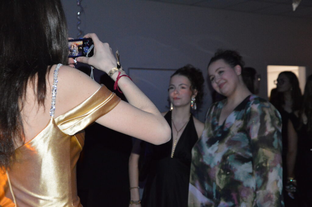 Élèves du lycée Sacré Cœur d’Amiens dansant lors du bal de promo 2025