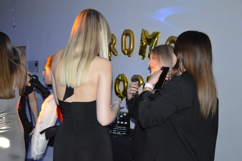 Élèves du lycée Sacré Cœur d’Amiens dansant lors du bal de promo 2025