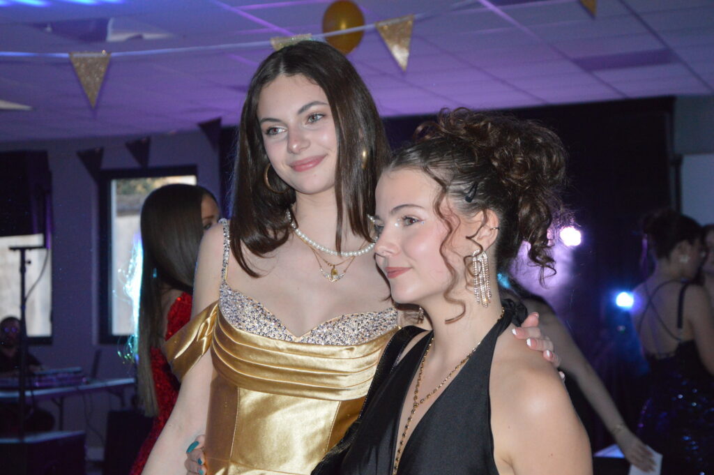 Élèves du lycée Sacré Cœur d’Amiens dansant lors du bal de promo 2025