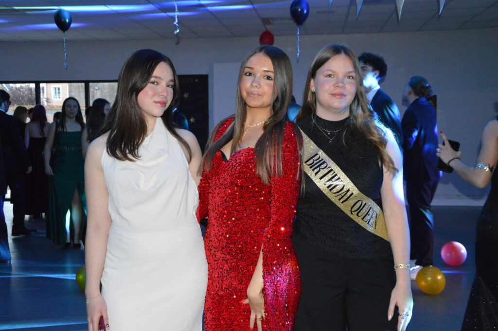 Élèves du lycée Sacré Cœur d’Amiens dansant lors du bal de promo 2025