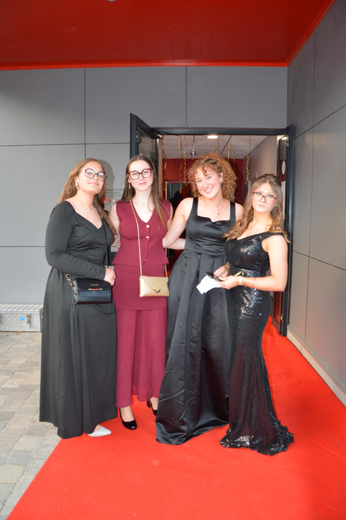 Élèves du lycée Sacré Cœur d’Amiens dansant lors du bal de promo 2025