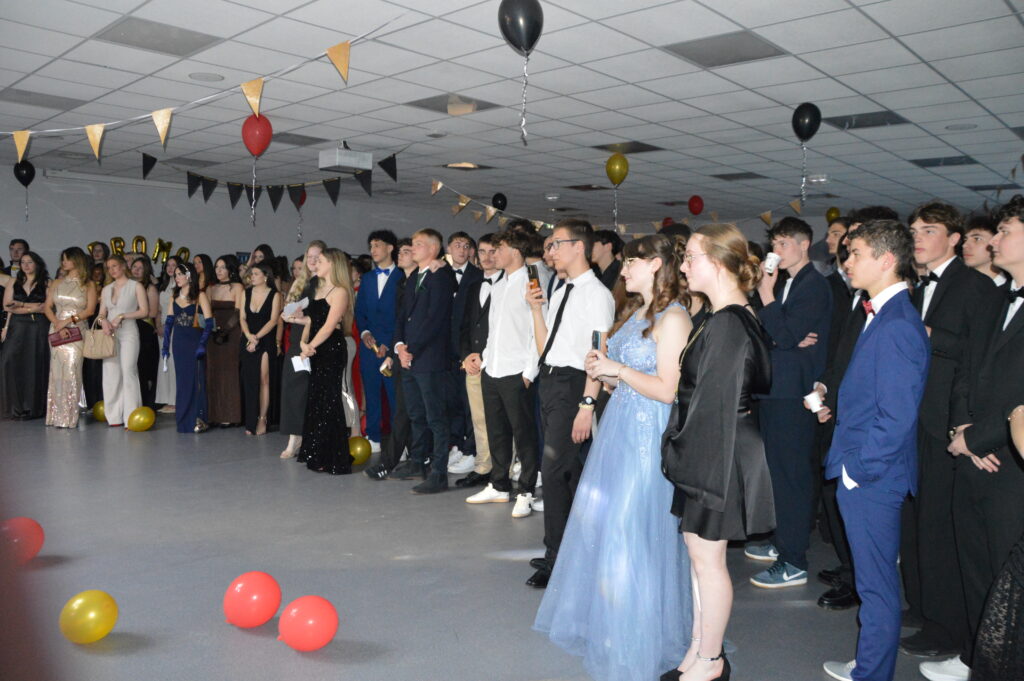 Élèves du lycée Sacré Cœur d’Amiens dansant lors du bal de promo 2025