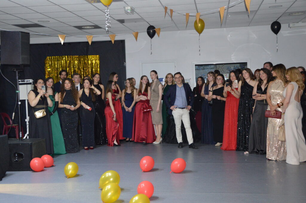 Élèves du lycée Sacré Cœur d’Amiens dansant lors du bal de promo 2025