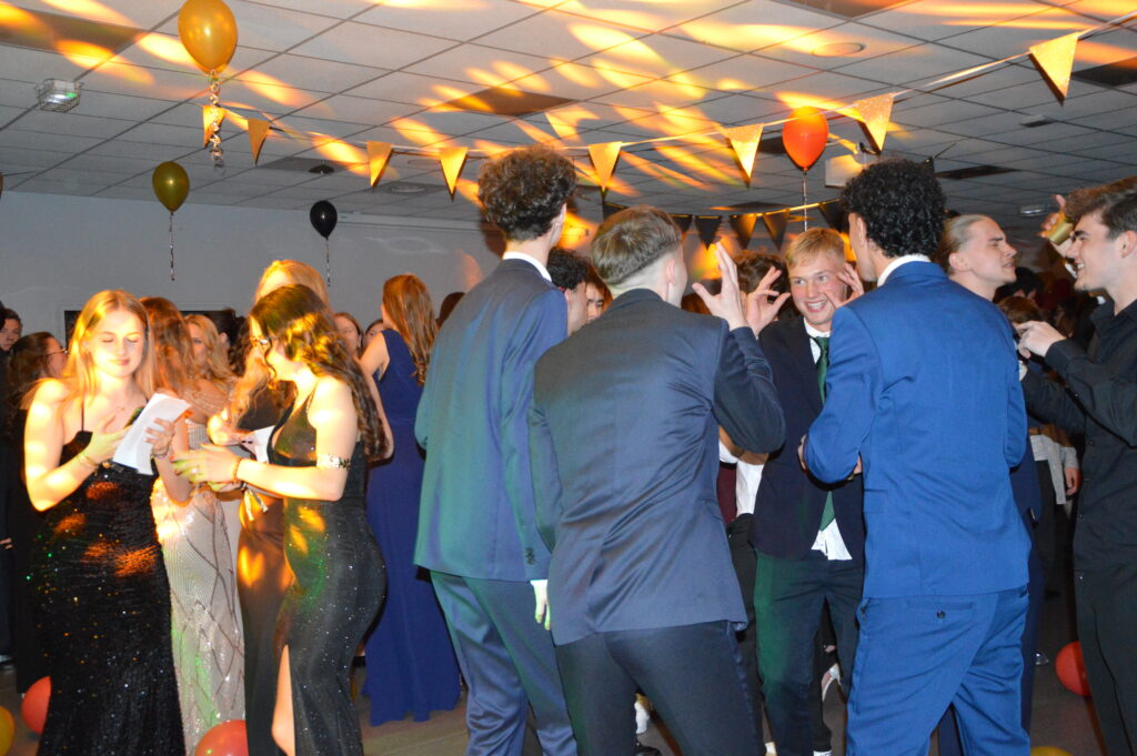 Élèves du lycée Sacré Cœur d’Amiens dansant lors du bal de promo 2025