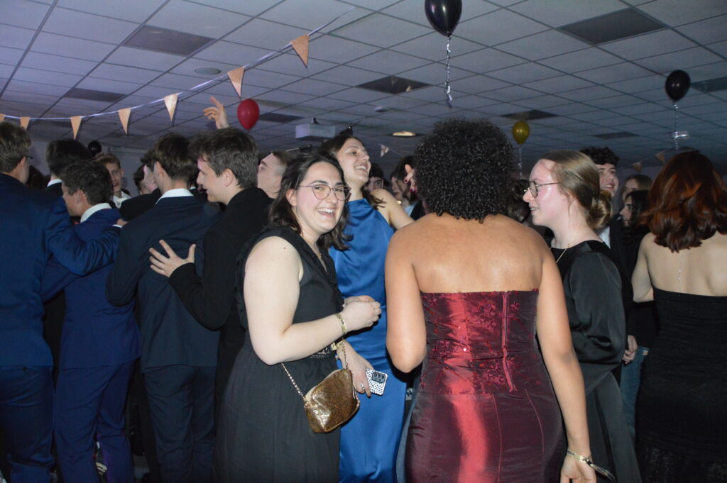 Élèves du lycée Sacré Cœur d’Amiens dansant lors du bal de promo 2025
