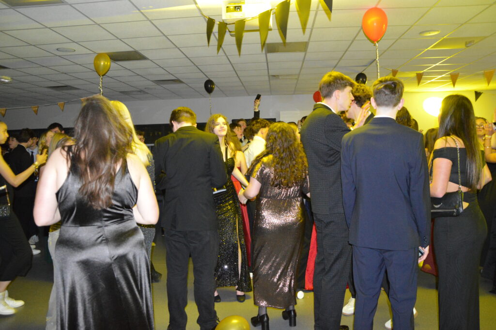 Élèves du lycée Sacré Cœur d’Amiens dansant lors du bal de promo 2025